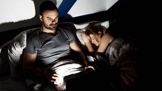 Workaholic trabalhando na cama Workaholic trabalhando na cama