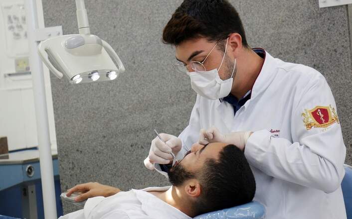 aluno de odontologia da unincor atende paciente