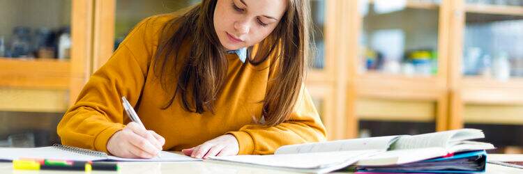 Estudante fazendo anotações Estudante fazendo anotações