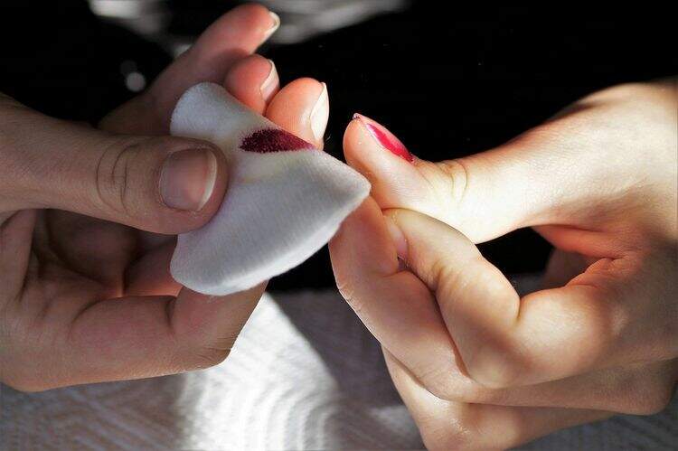 Mulher retirando esmalte da unha Mulher retirando esmalte da unha