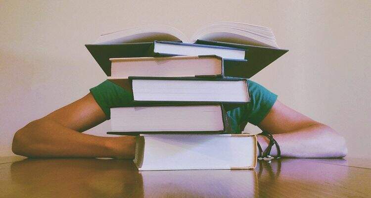 Mulhér atrás de livros Mulhér atrás de livros