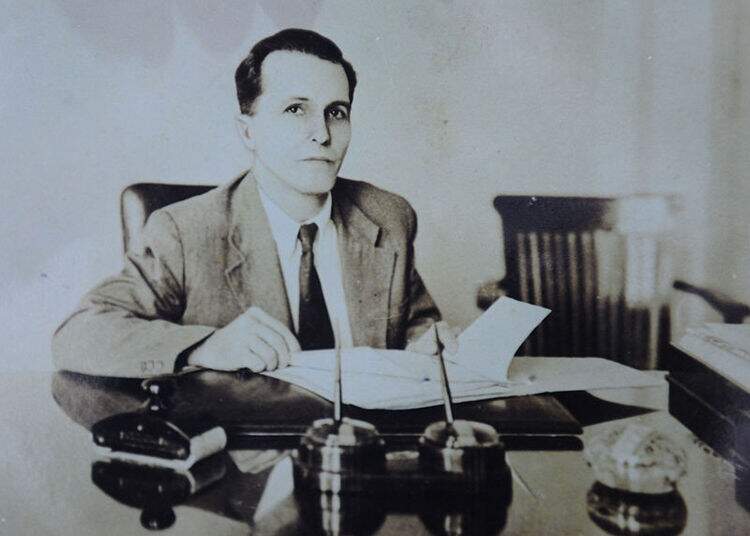 Luis Carlos Prestes sentado à mesa Luis Carlos Prestes sentado à mesa