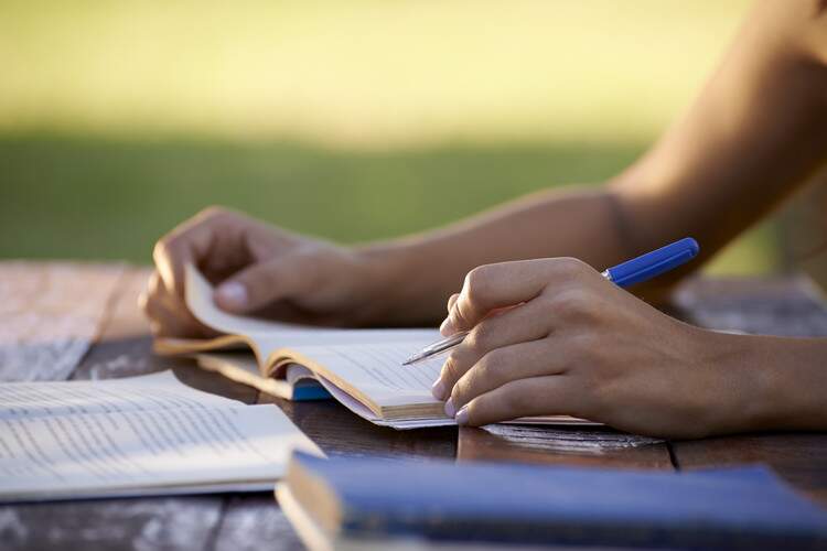 Livro e caderno sobre a mesa para estudo. Livro e caderno sobre a mesa para estudo.