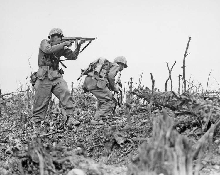 Soldados armados durante a guerra Soldados armados durante a guerra