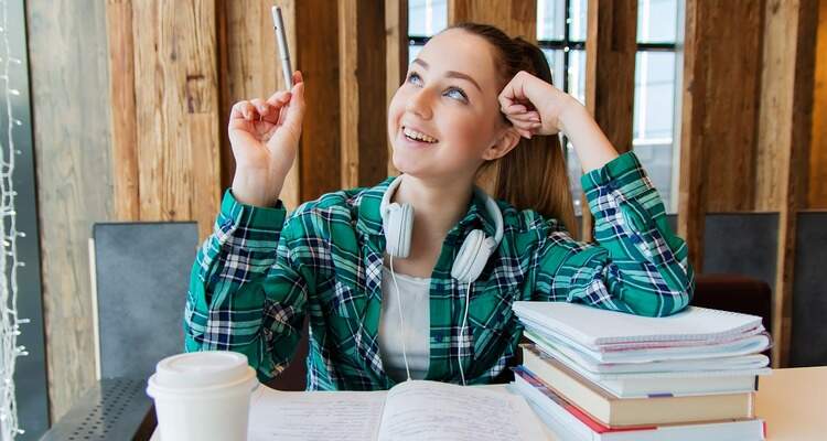 estudante na mesa com livros estudante na mesa com livros