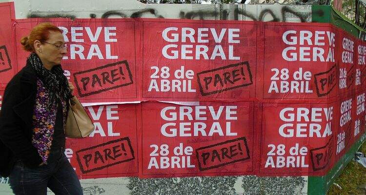 cartazes com dizeres de greve geral cartazes com dizeres de greve geral