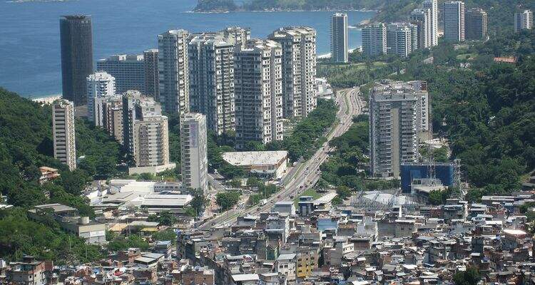 Favela da Rocinha e prédios do Rio de Janeiro. Favela da Rocinha e prédios do Rio de Janeiro.