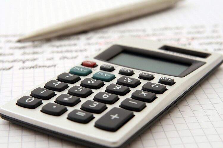 Calculadora colocada perto de anotações Calculadora colocada perto de anotações
