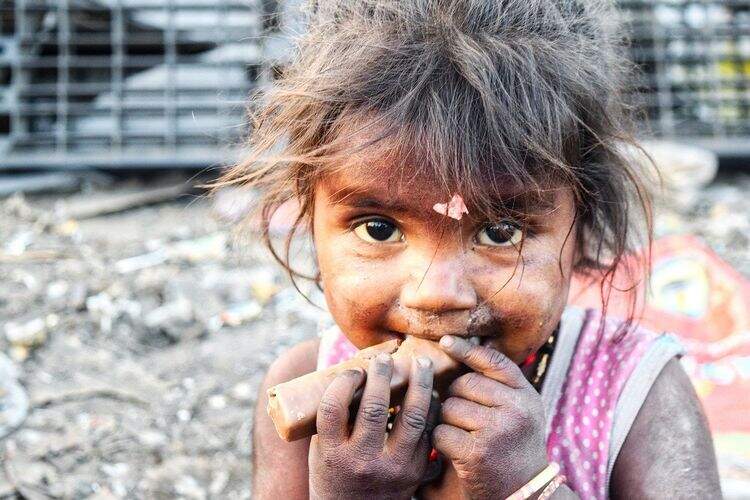 Menina indiana comendo um doce. Menina indiana comendo um doce.