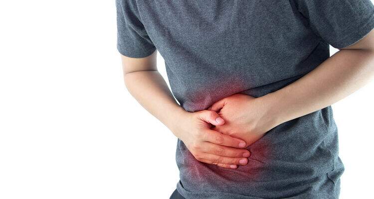 Homem com dor na região da barriga Homem com dor na região da barriga