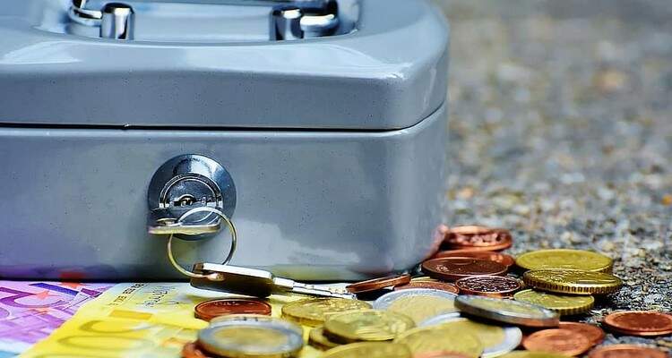 caixa com cadeado e moedas caixa com cadeado e moedas