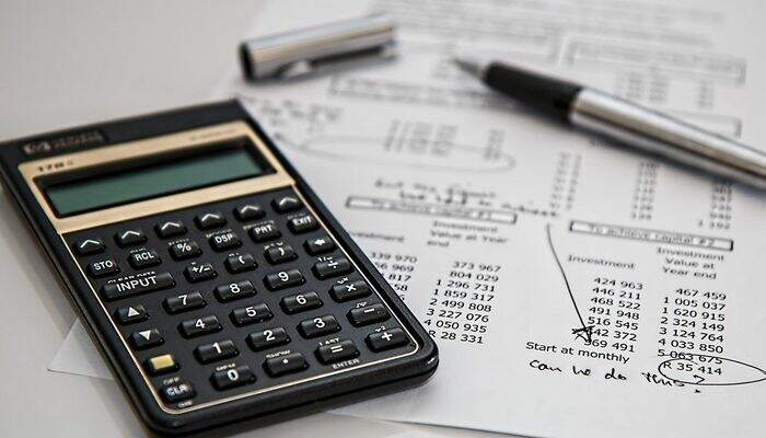 Calculadora e registro de contas no papel. Calculadora e registro de contas no papel.