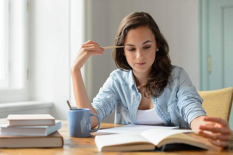Estudante fazendo leitura Estudante fazendo leitura