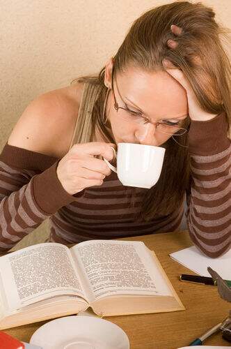 Mulher fazendo leitura e tomando café Mulher fazendo leitura e tomando café