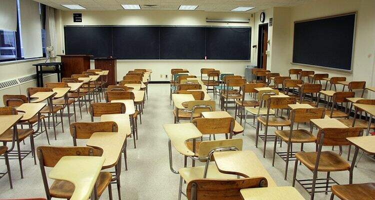 Sala de aula com cadeiras vazias Sala de aula com cadeiras vazias