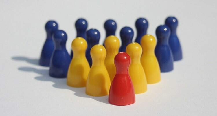 Pinos coloridos representando níveis de hierarquia. Pinos coloridos representando níveis de hierarquia.