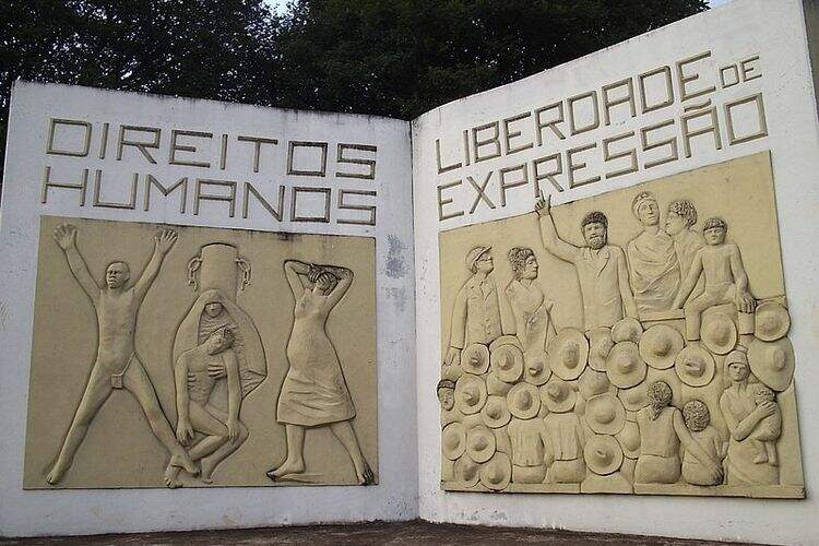 painel de concreto com figuras humanas painel de concreto com figuras humanas