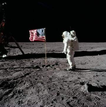 astronauta na lua com bandeira dos estados unidos