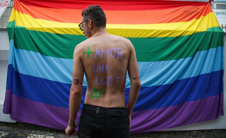 Homem sem camisa protestando contra a homofobia Homem sem camisa protestando contra a homofobia