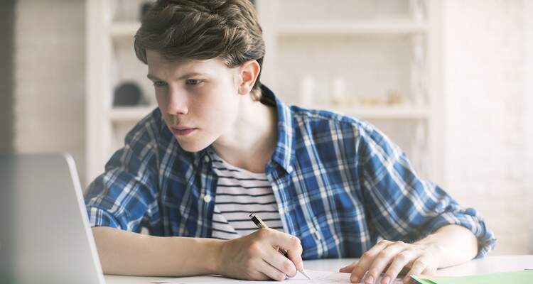jovem estudante com livros e notebook jovem estudante com livros e notebook
