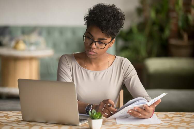 mulher de óculos estudando com caderno e notebook mulher de óculos estudando com caderno e notebook