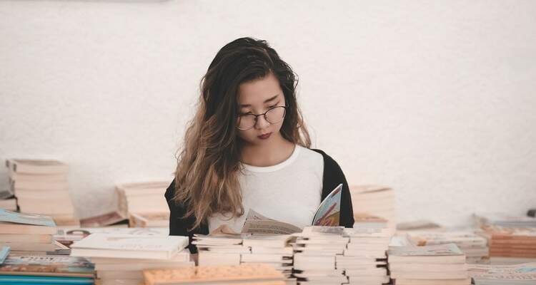 mulher lendo livros mulher lendo livros