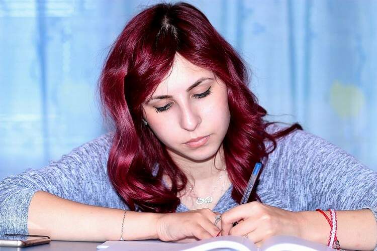 estudante escrevendo estudante escrevendo