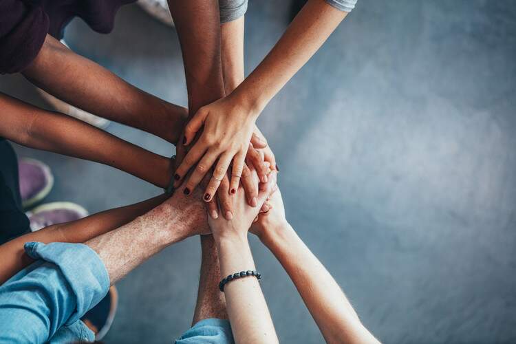 Grupo de pessoas com mãos reunidas. Grupo de pessoas com mãos reunidas.