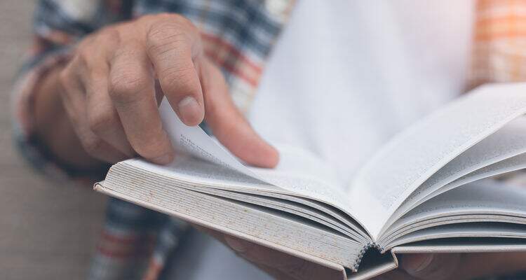 Estudante folheando um livro