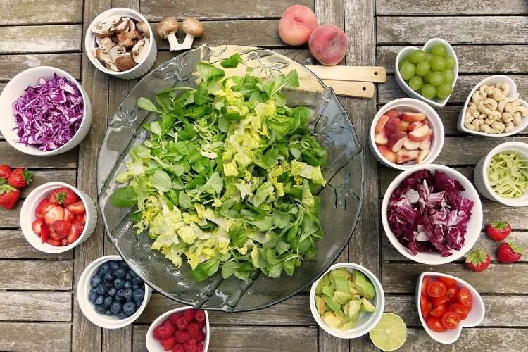 Saladas de frutas e verduras Saladas de frutas e verduras