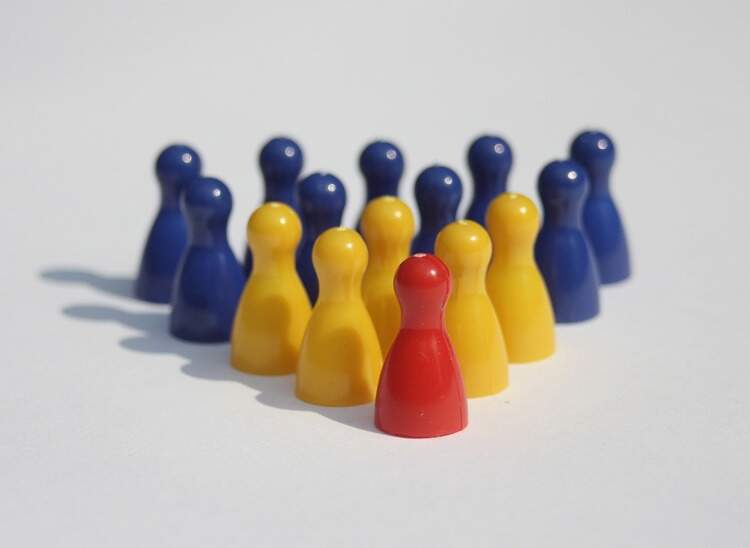 Pinos coloridos organizados em pirâmide
