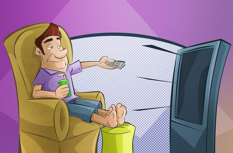 homem assistindo televisão homem assistindo televisão