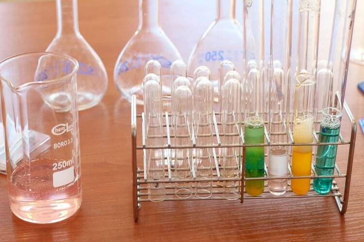 Frascos com substâncias químicas em laboratório Frascos com substâncias químicas em laboratório