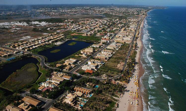 Vista do bairro Stella Maris e a cidade de Lauro de Freitas, exemplo de conurbação Vista do bairro Stella Maris e a cidade de Lauro de Freitas, exemplo de conurbação