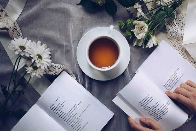 Livro e chá em cima de uma mesa Livro e chá em cima de uma mesa
