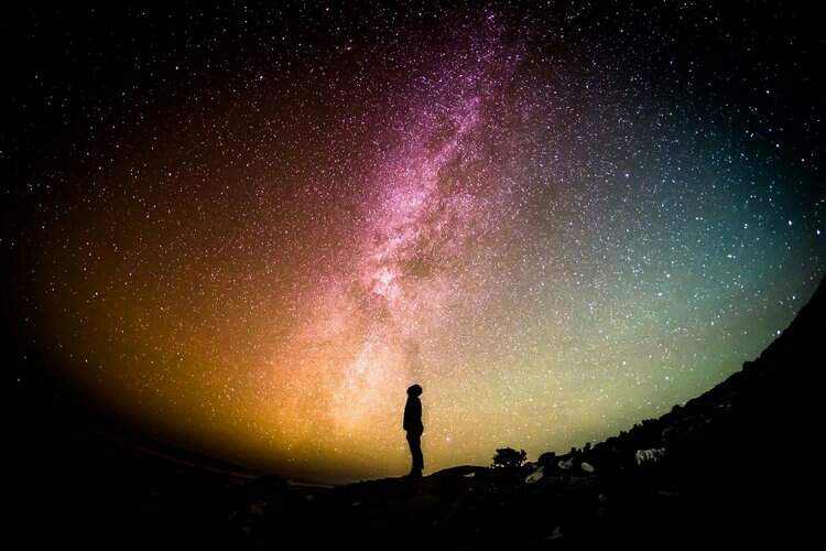 Uma pessoa olha o céu estrelado