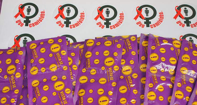 Camisinha é a melhor alternativa para evitar o contágio do HIV. Camisinha é a melhor alternativa para evitar o contágio do HIV.