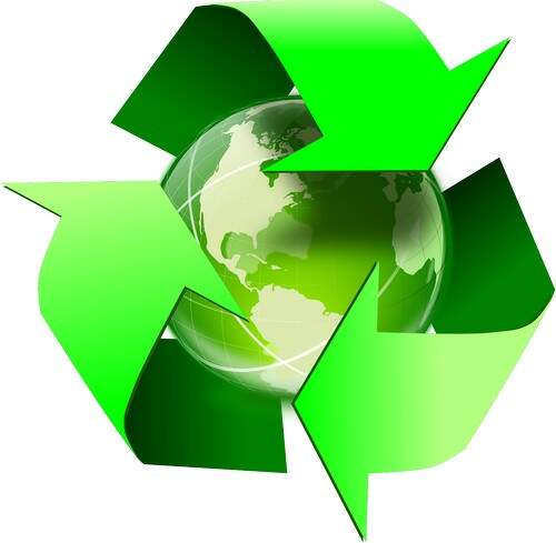 Globo na cor verde com setas da reciclagem. Globo na cor verde com setas da reciclagem.