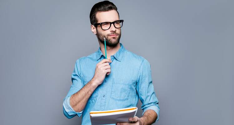 Estudante pensativo com caderno na mão. Estudante pensativo com caderno na mão.