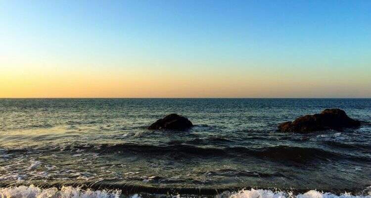 Ondas contornando as pedras. Ondas contornando as pedras.