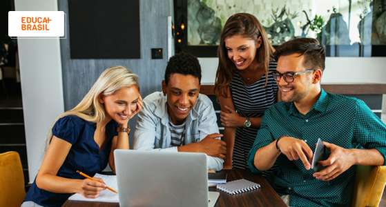 Estudantes no computador se inscrevendo no Prouni Estudantes no computador se inscrevendo no Prouni