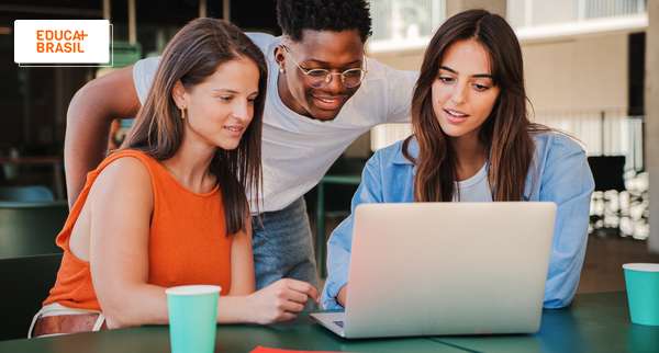 Estudantes no Computador Estudantes no Computador