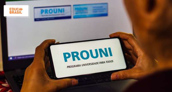 Imagem de celular com a logo do Prouni Imagem de celular com a logo do Prouni