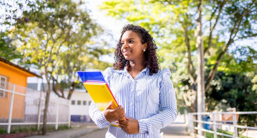 Brasileiros retomam os estudos em busca de novas oportunidades