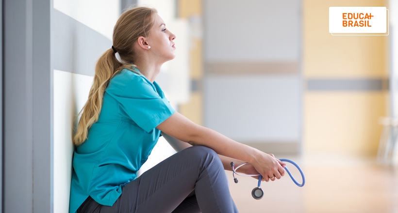 Burnout médico: sobrecarga de trabalho afeta profissionais da saúde