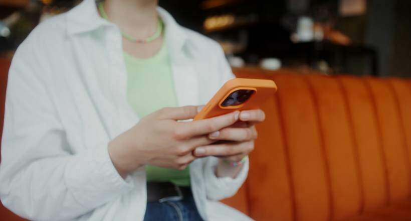 Celular no trabalho: quando o uso pode causar demissão?