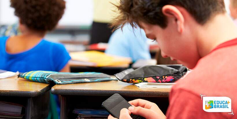 Como o professor pode ajudar os alunos a lidar com o bullying na internet?