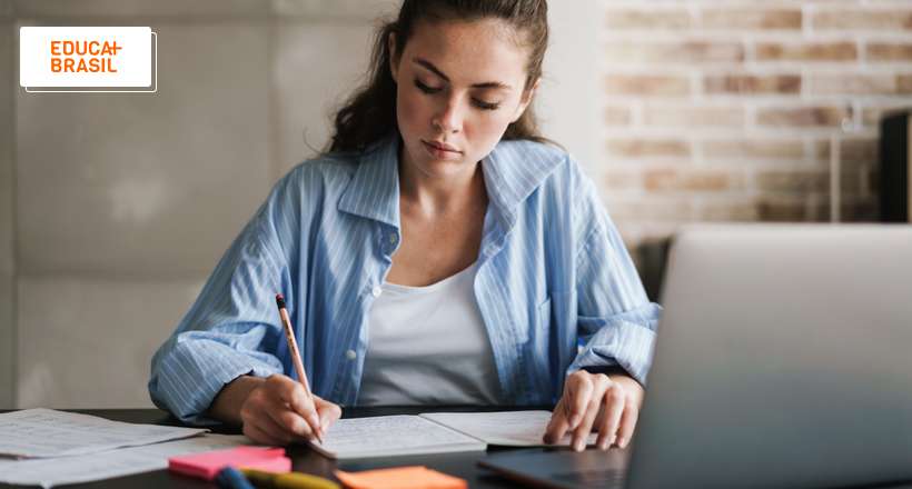 É possível passar no vestibular 2025 estudando só em casa?