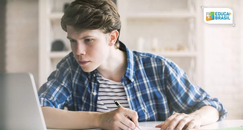 Em tempos de quarentena investir em um cursinho preparatório para o Enem EAD é alternativa