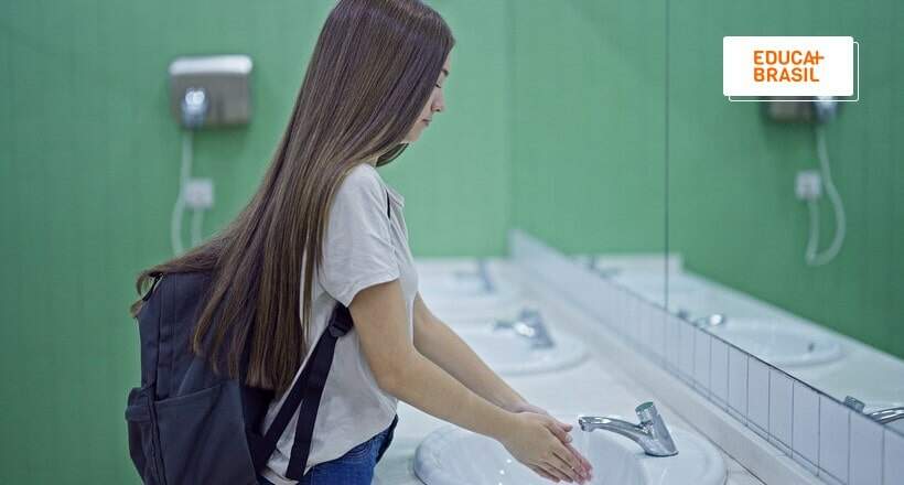 Escola retira espelhos dos banheiros após alunos "filarem" aulas para fazer vídeos no TikTok